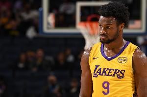 不给时间？布朗尼首节对位弗拉格仅战4分半 2投全中得到5分