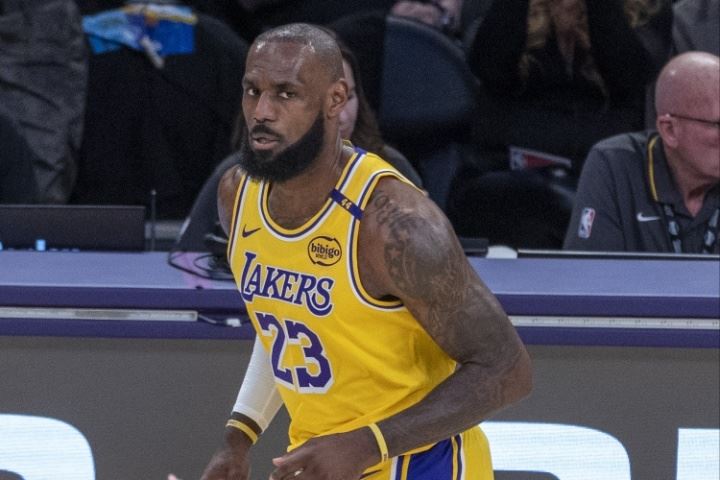 ESPN：湖人易主时东契奇获提前通知后祝贺 詹姆斯未被告知&未发声