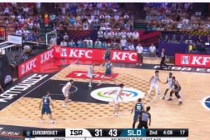 喂嘴里都能吐了？东契奇夹击中送超绝搂传满场惊呼 队友打腿出界