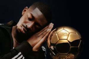 排面！登贝莱与金球奖奖杯合影 再次做出晚安致敬库里