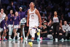 艾莉莎-托马斯生涯季后赛助攻数达364 与苏-伯德并列WNBA历史第二