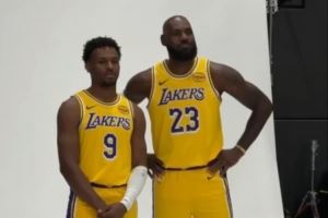 父子组合第二年！媒体日詹姆斯和布朗尼一起拍摄定妆照