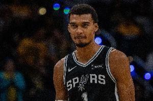 文班30分钟内砍40+15  历史第三人 比肩17浓眉和23恩比德