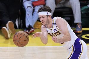 里夫斯:轮换不足的情况下打球确实很难 我们每个人都拼尽全力