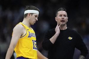 先见之明！名记：今夏雷迪克一直在努力培养里夫斯 让他更自信