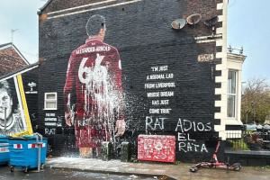 记者晒视频:工作人员正清理阿诺德遭到污损的壁画