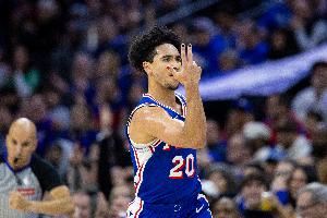 麦凯恩:佩戴护膝感觉就像在腿上又绑了一条腿 移动起来非常困难