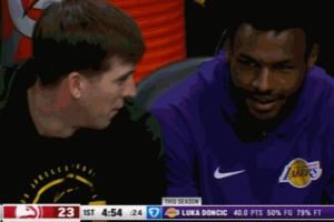 聊啥呢?东契奇罚球不进 里夫斯和布朗尼小声蛐蛐 后者会心一笑