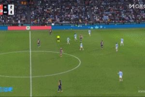 补时染红！德容踩到阿斯帕斯，两黄变一红被罚下场，巴萨10人作战