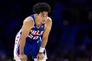 我成空气了!麦凯恩没有出手所有个人数值皆为0 赛季至今未得分